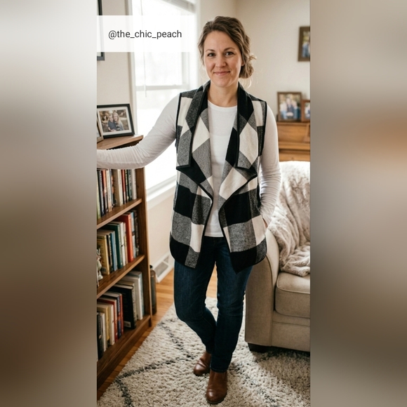The Chic Peach Jackets & Blazers - NWT Black & White Plaid Lightweight Vest — One Size Fits Most 🖤